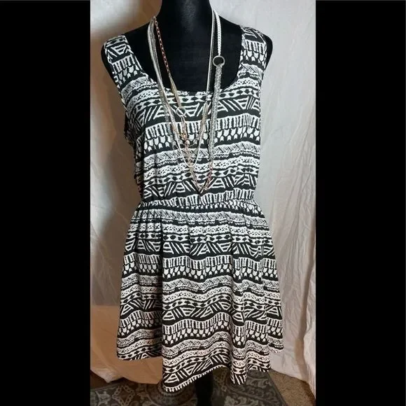 SOLD. Forever 21 Black & White Boho Style Night Out Dress Size Large - Picture 1 of 12
